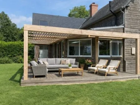 Une grande pergola à petit budget