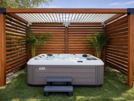 Un abri SPA en lames orientables sur mesure
