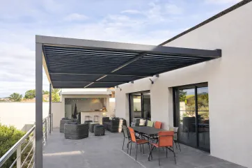 Lames perpendiculaires à la façade