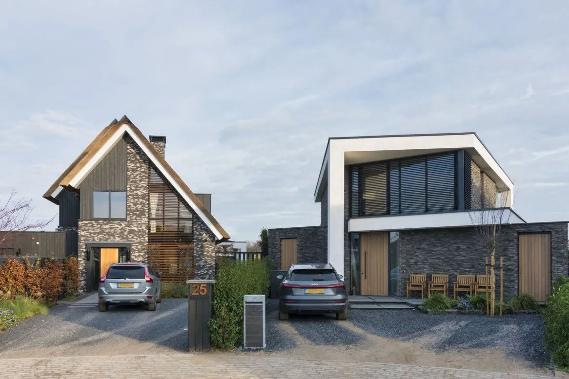 Voisins avec persiennes uniques, à gauche en bois, à droite en aluminium, Blaricum, Pays-Bas