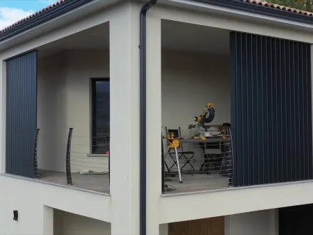 Un BSO à lames verticales pour habiller et protéger un espace extérieur