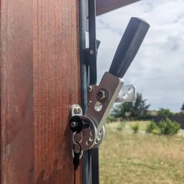 Sur un panneau vertical