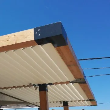 Connecteurs métalliques et poteaux bois