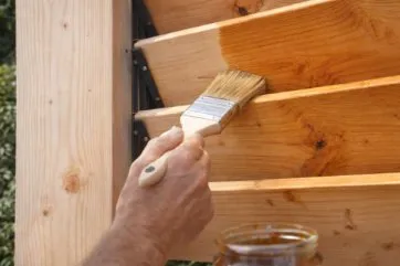 Protéger son bois sans le dénaturer&nbsp;: application d’un saturateur