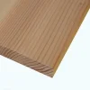 Zoom sur les rainures ou nervures d'une lame en bois Douglas pour pergola bioclimatique