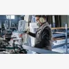 Découpe d'un profilé ALU avec une lame de scie circulaire professionnelle multi-matériaux