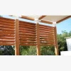 Pergola bioclimatique avec brise-vue : connecteurs et mécanismes SUNDIY, lames en aluminium et bois Douglas