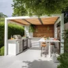 Cuisine d'extérieur avec des lames en bois Douglas SUNDIY orientables pour ambiance estivale