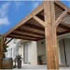 Pergola bioclimatique de style contemporain : mécanismes SUNDIY XL coloris RAL 7016 et lames en bois Douglas