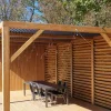 Design unique : brise-vue avec mécanismes SUNDIY XL coloris RAL 7006 et lames en bois Douglas