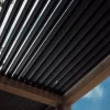 Vue de dessous : mécanisme SUNDIY et lames aluminium RAL 9005 installés