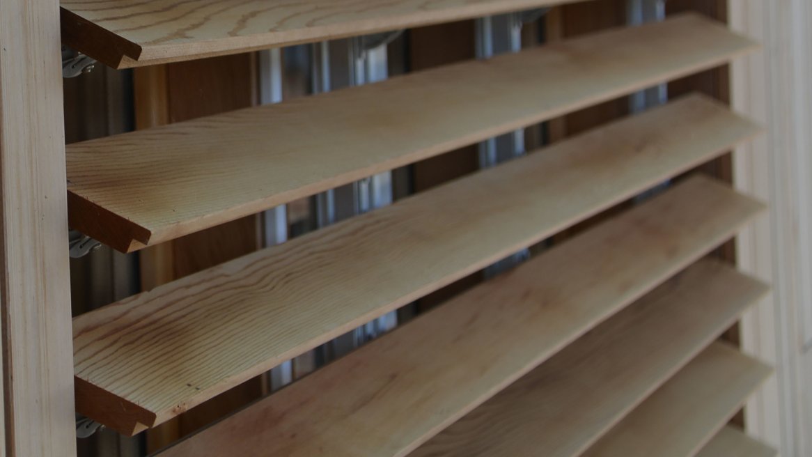 Persienne en bois avec lames horizontales en finition naturelle pour une décoration intérieure moderne et élégante.