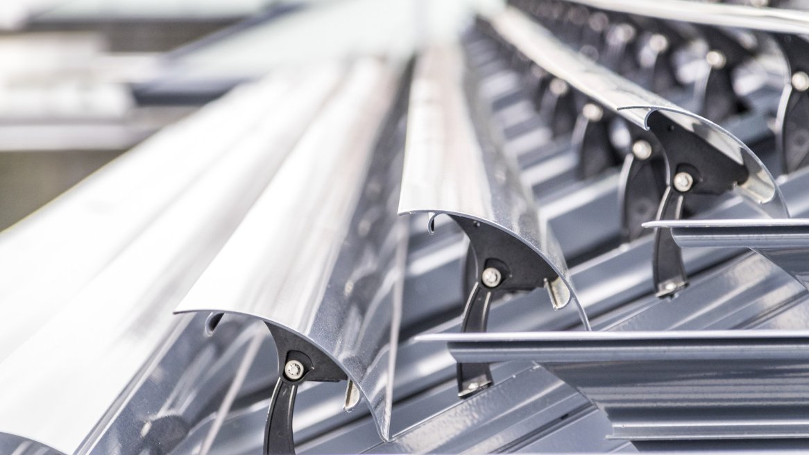 Groupe de panneaux solaires en métal, montrant des supports et des détails de fixation, futuristes et modernes.