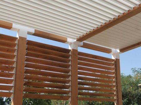 Pergola moderne en bois avec lames orientables, idéale pour créer de l'ombre et embellir un espace extérieur.