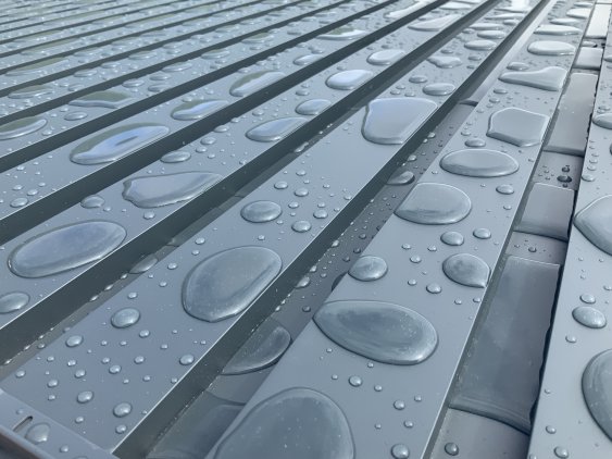 Test d’étanchéité des lames aluminium SUNDIY pour pergola bioclimatique